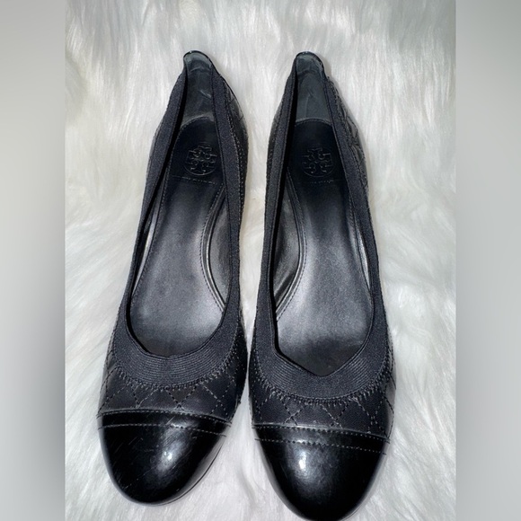 TORY BURCH shoe black quilted pumps gold logo cap toe shoes size 8.5 pump - Picture 1 of 10